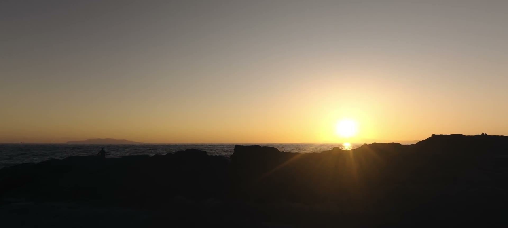 夕日の海辺のロケーション前撮り